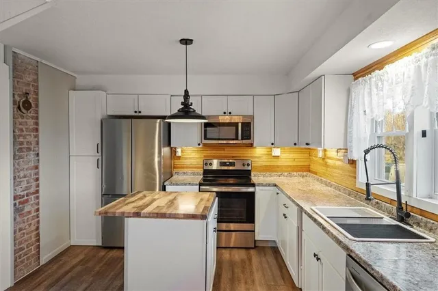 $300,000 | 904 East Kaskaskia Street, Paola, KS 66071