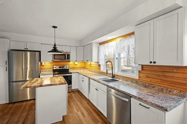 $300,000 | 904 East Kaskaskia Street, Paola, KS 66071