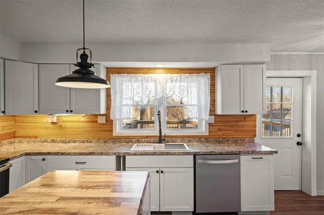 $300,000 | 904 East Kaskaskia Street, Paola, KS 66071