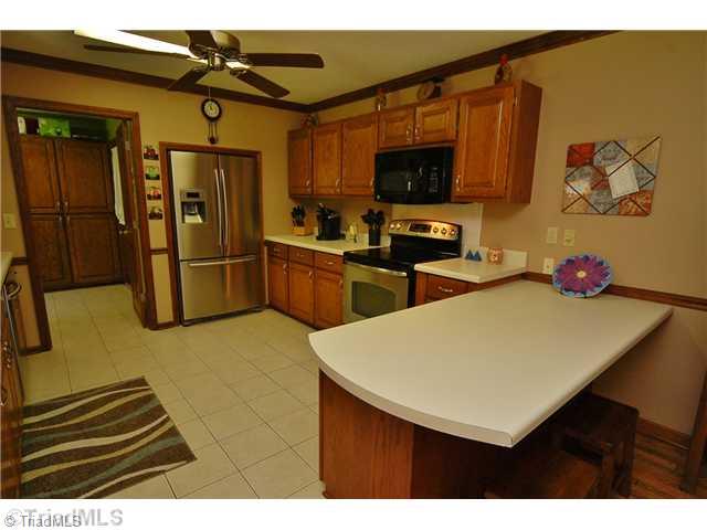 1380 Robbins Road Winston-Salem, NC 27107 - Photo 5 of 16 Kitchen.