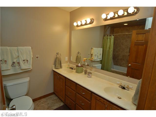 1380 Robbins Road Winston-Salem, NC 27107 - Photo 9 of 16 Master Bath/Spa.