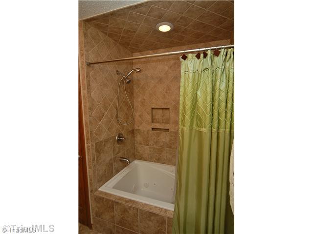 1380 Robbins Road Winston-Salem, NC 27107 - Photo 10 of 16 Master Bath/Spa.