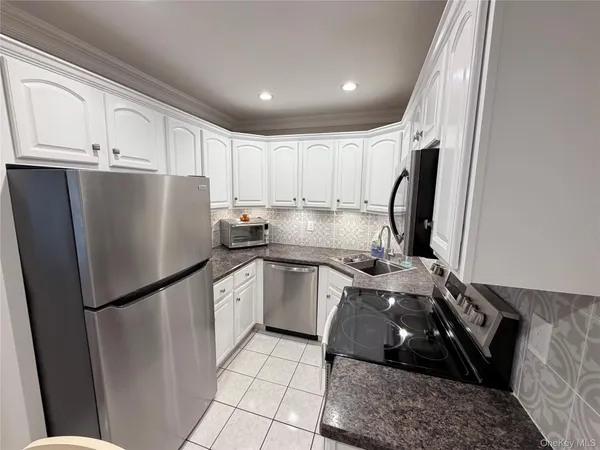 $399,999 | 179-190 Millard Avenue, Unit 190, West Babylon, NY 11704