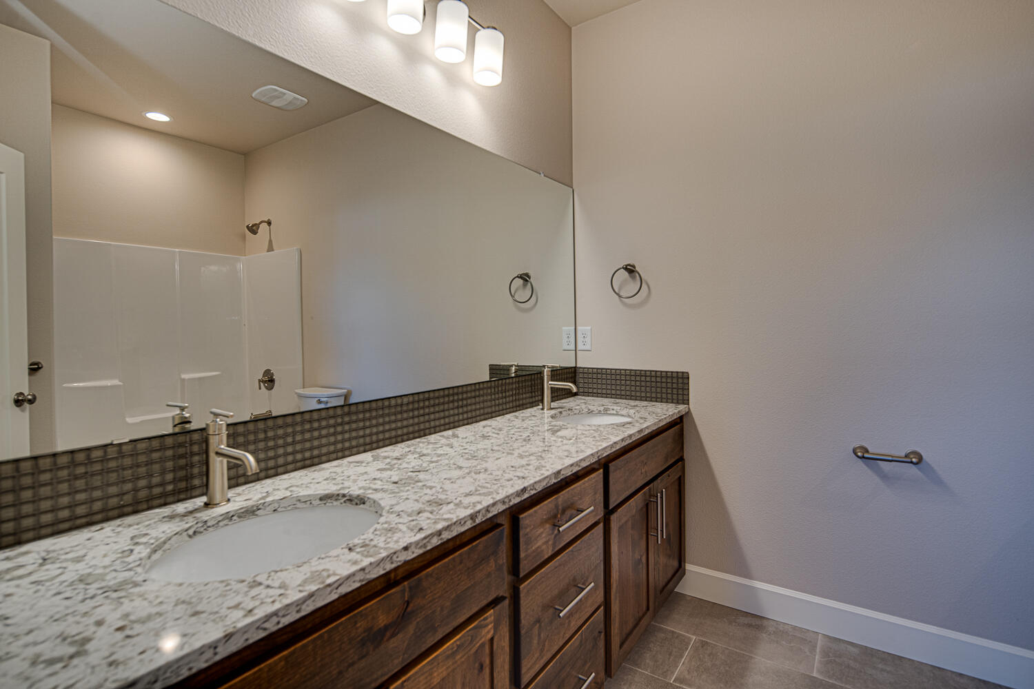 4898 Southwest Zenith Avenue Redmond, OR 97756 - Photo 20 of 32 Massive Primary Bathroom