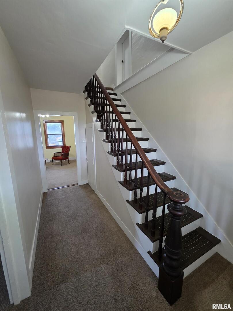 13600 Kennedy Road Fulton, IL 61252 - Photo 18 of 42 a view of entryway and hall