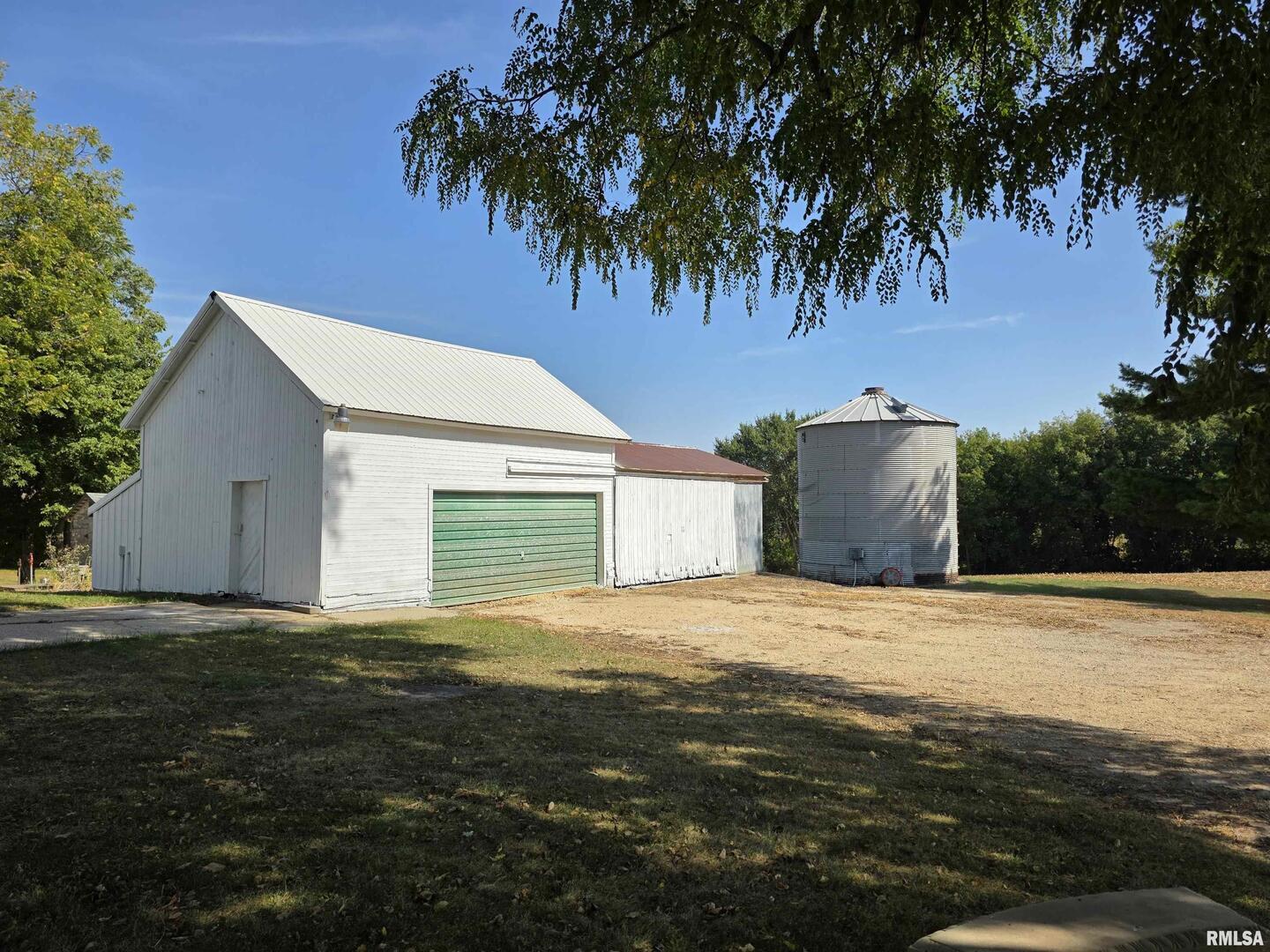 13600 Kennedy Road Fulton, IL 61252 - Photo 31 of 42 a house with a yard