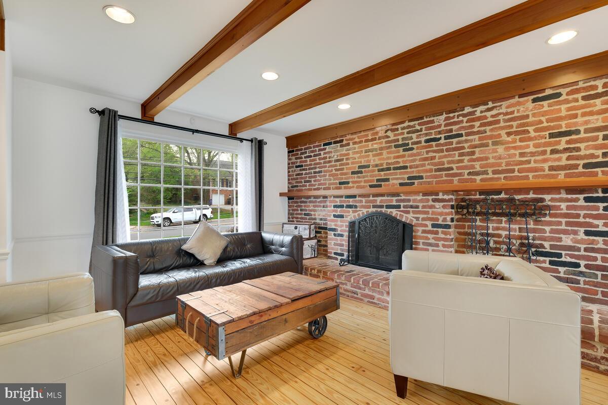 7001 Old Stage Road North Bethesda, MD 20852 - Photo 8 of 33 Living Room