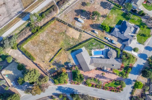 a picture of a yard with an outdoor space