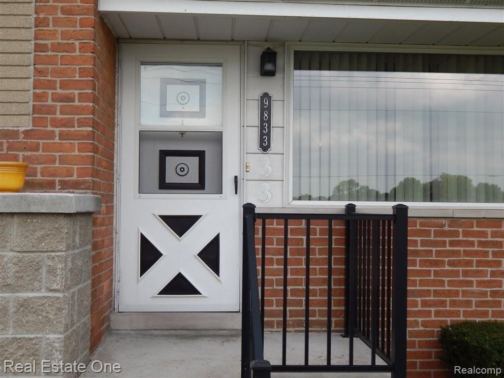 9833 Middlebelt Road Livonia, MI 48150 - Photo 3 of 31 Front Door