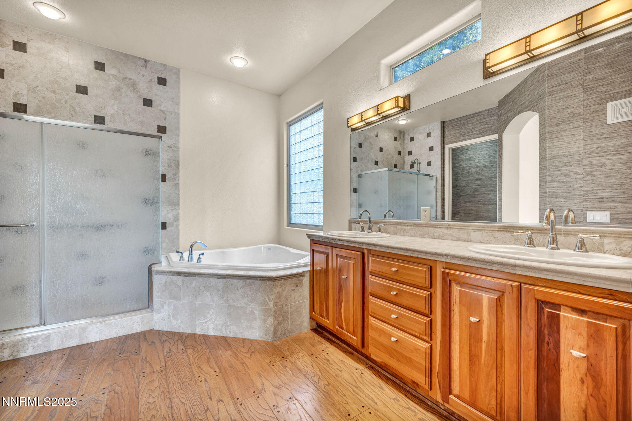 9900 Wilbur May Parkway, Unit 2801 Reno, NV 89521 - Photo 35 of 67 a spacious bathroom with sinks mirror and a bathtub