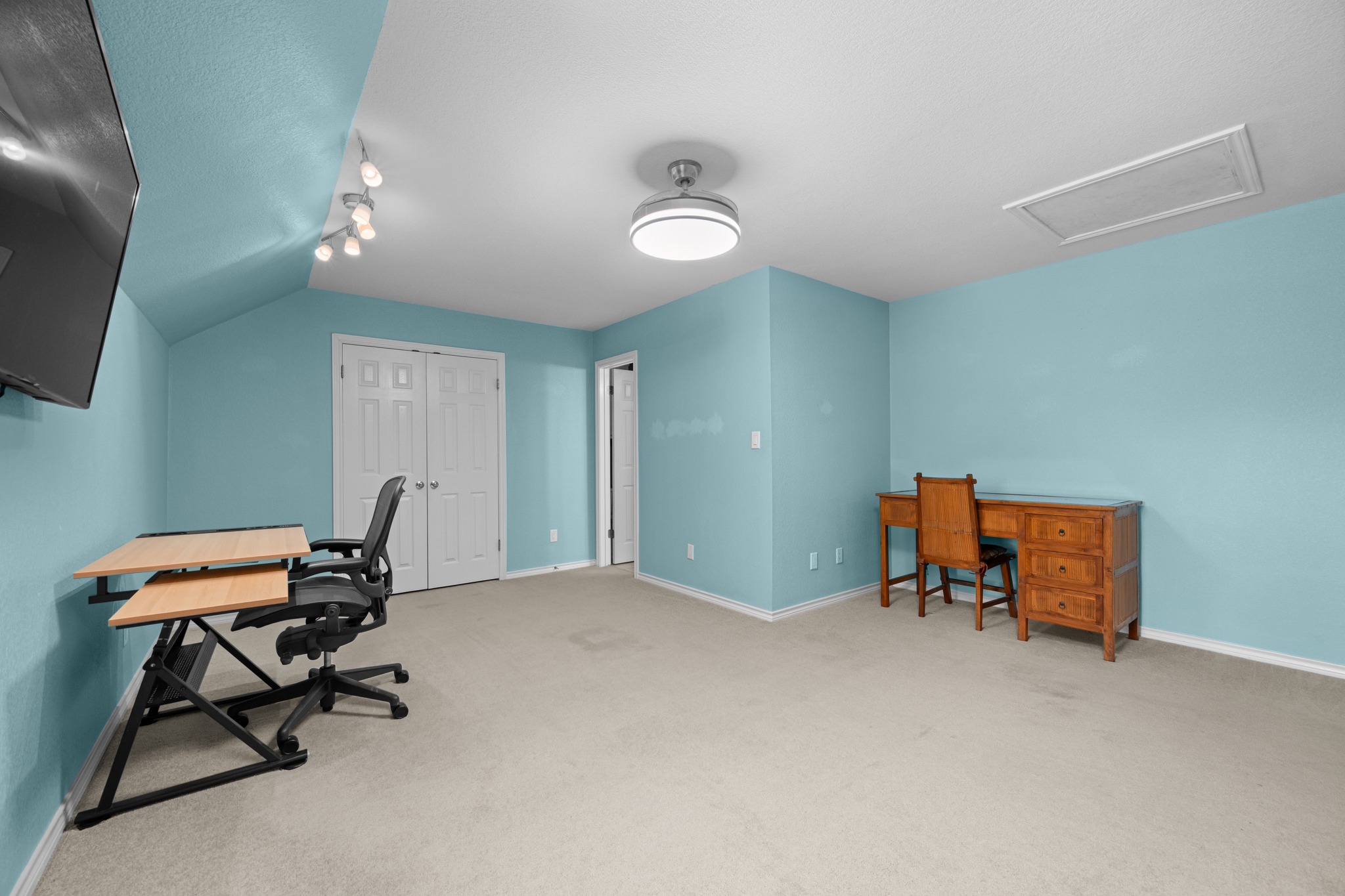 108 Thornwood Road Georgetown, TX 78628 - Photo 27 of 40 A spacious room offers flexible space for work or leisure.