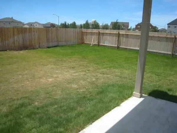 a view of a back yard