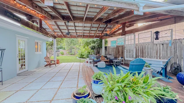 a view of a back yard