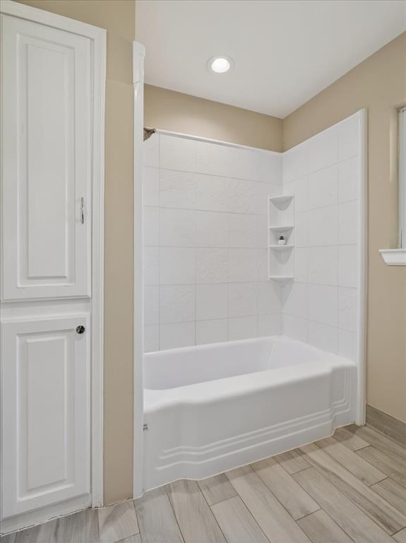 3863 Clayton Road East Fort Worth, TX 76116 - Photo 31 of 39 a bathroom with bathtub