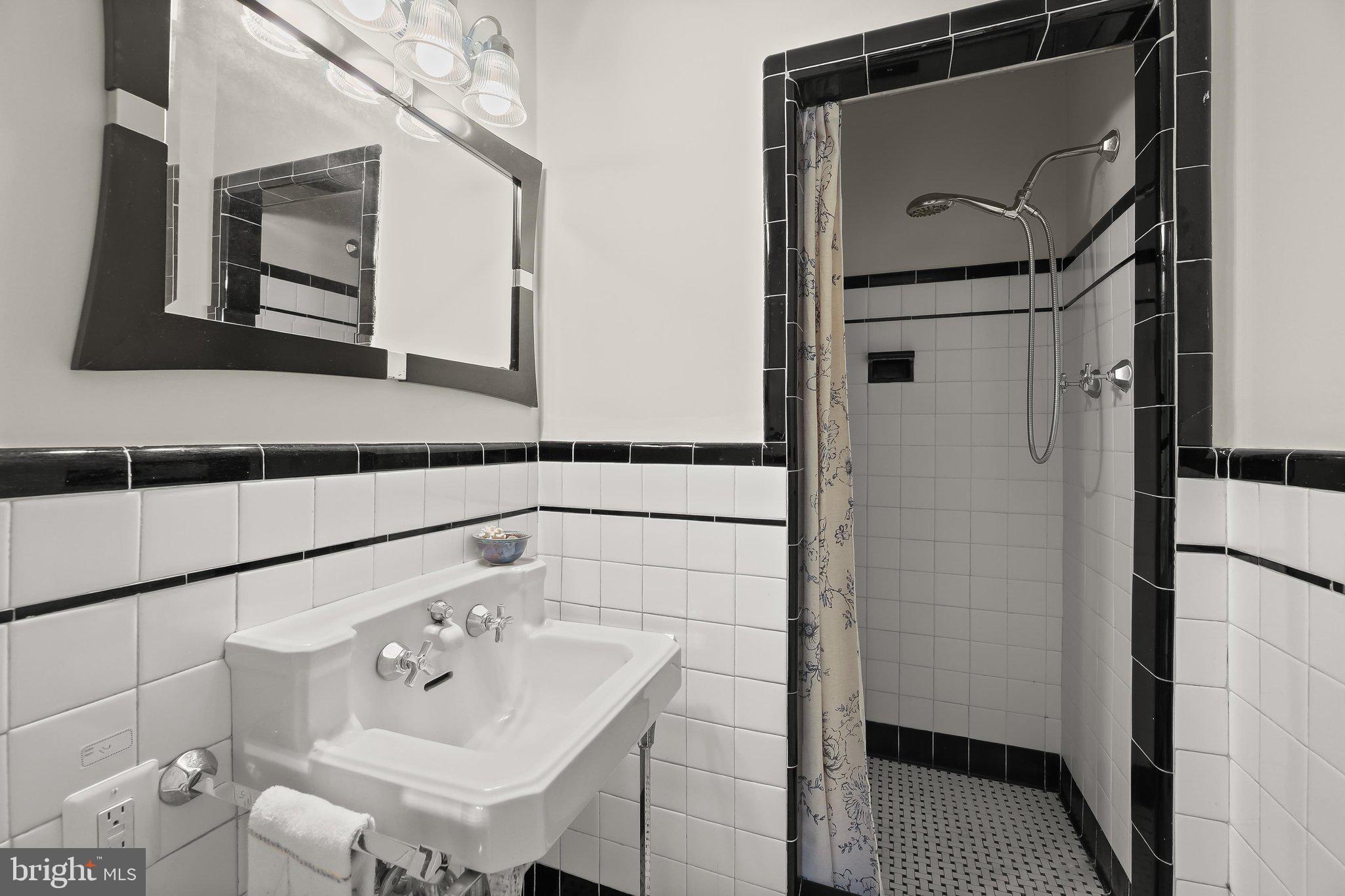 16510 Batchellors Forest Road Olney, MD 20832 - Photo 28 of 107 Main Level Primary Suite Bath