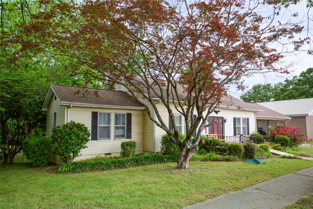 208 Retreat Street Westminster, SC 29693 - Photo 2 of 37