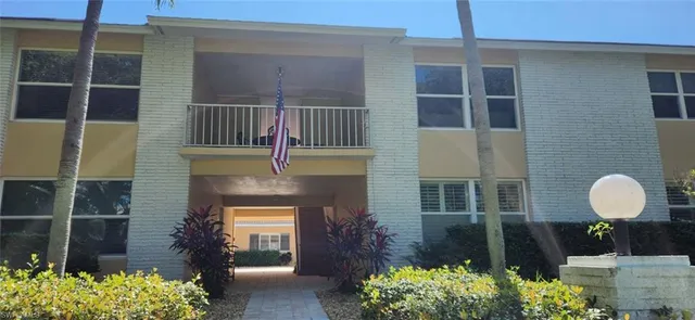 $2,395 | 548 Broad Avenue South, Unit 548, Naples, FL 34102