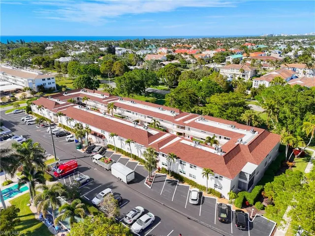 $2,395 | 548 Broad Avenue South, Unit 548, Naples, FL 34102