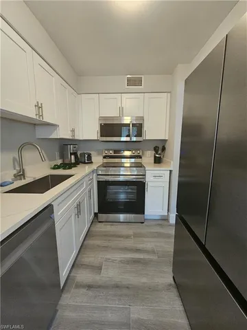 $2,395 | 548 Broad Avenue South, Unit 548, Naples, FL 34102