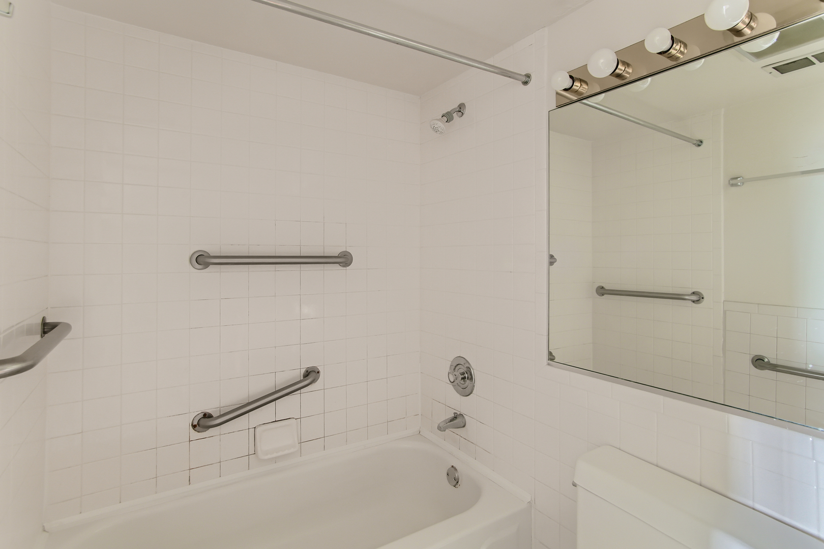 1 Renaissance Place, Unit 411 Palatine, IL 60067 - Photo 8 of 10 a bathroom with a bathtub and shower