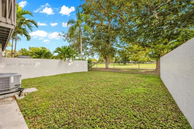 a view of yard with green space