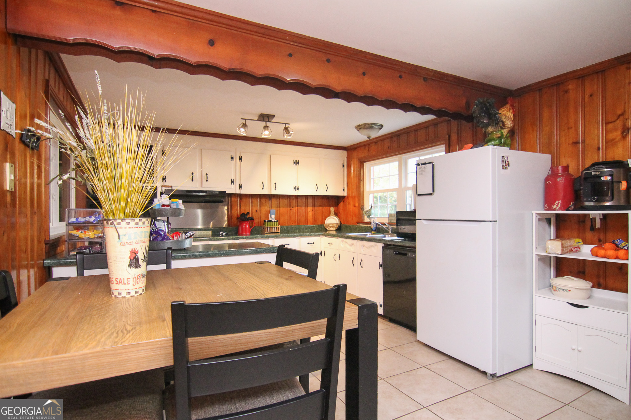113 Pearce Drive Warner Robins, GA 31093 - Photo 11 of 27 a kitchen with a refrigerator and a table