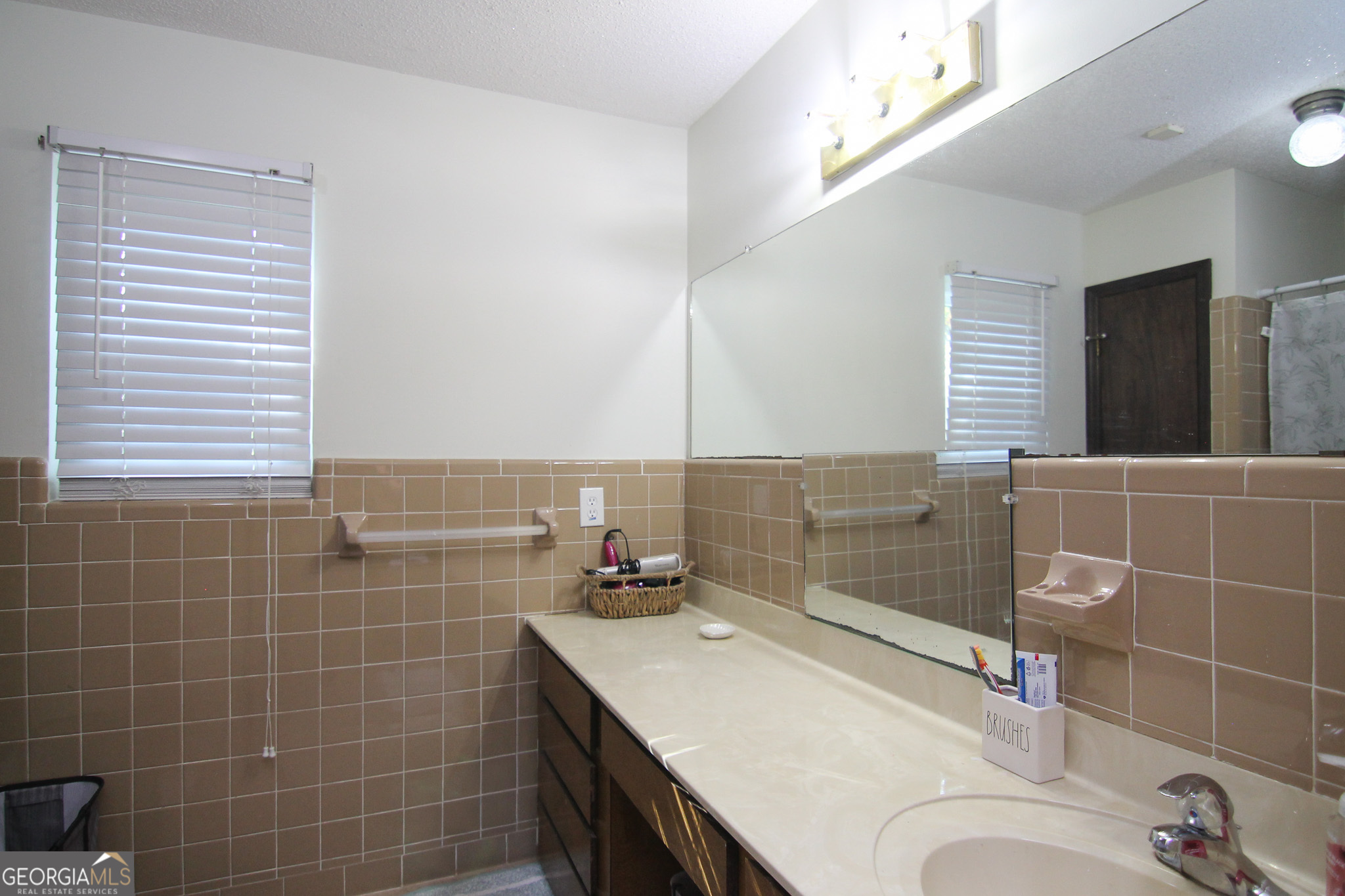 113 Pearce Drive Warner Robins, GA 31093 - Photo 18 of 27 a bathroom with a sink toilet and shower