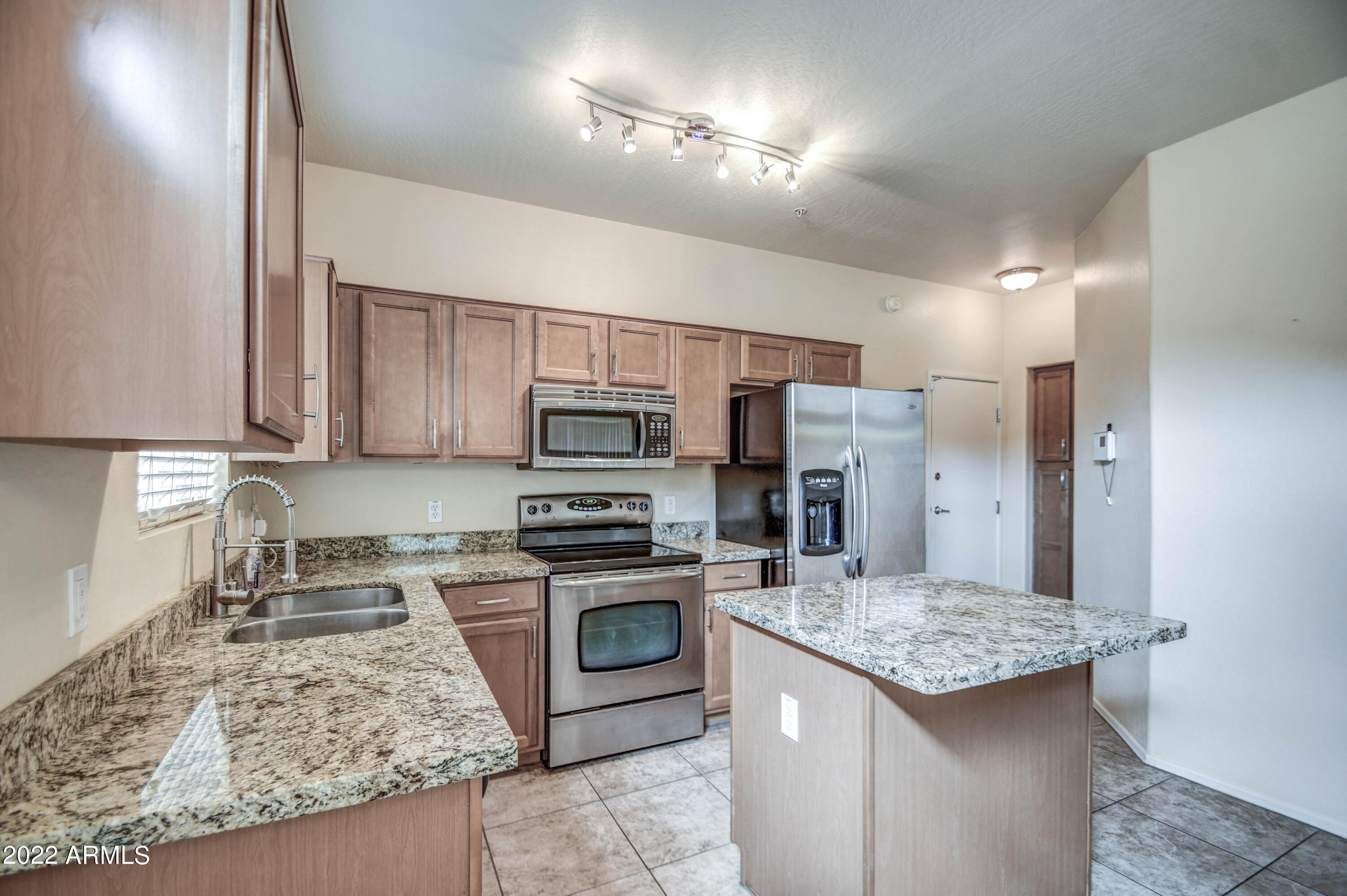 2150 East Bell Road, Unit 1121 Phoenix, AZ 85022 - Photo 3 of 34 Kitchen