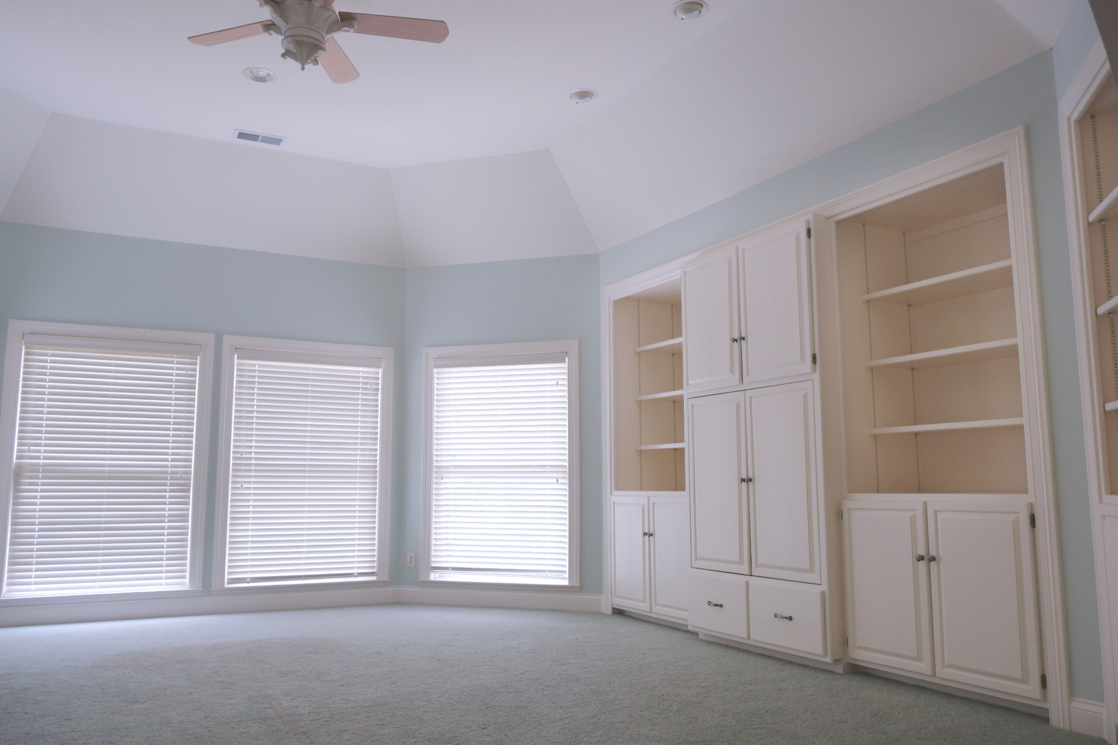 3115 West Striegel Road Carbondale, IL 62901 - Photo 27 of 67 a view of an empty room with a window