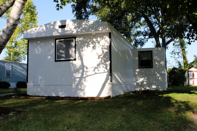 a view of a house with backyard and garden