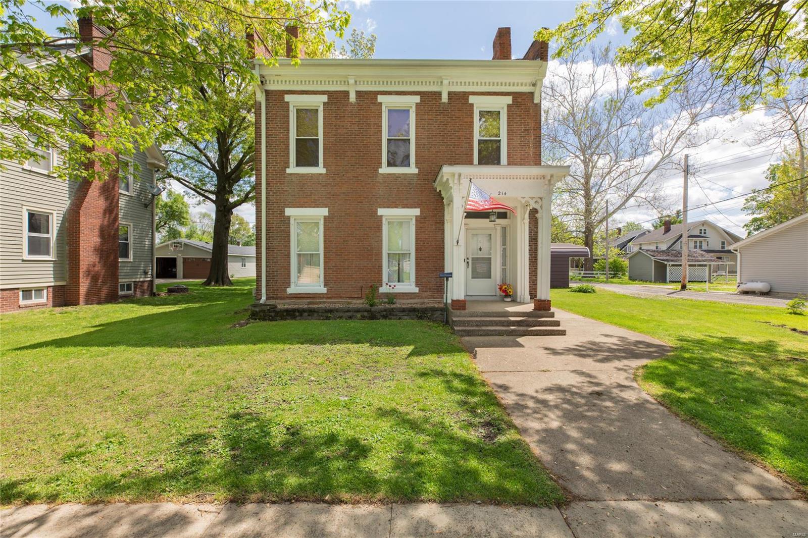 214 Fourth Street Carrollton, IL 62016 - Photo 3 of 38