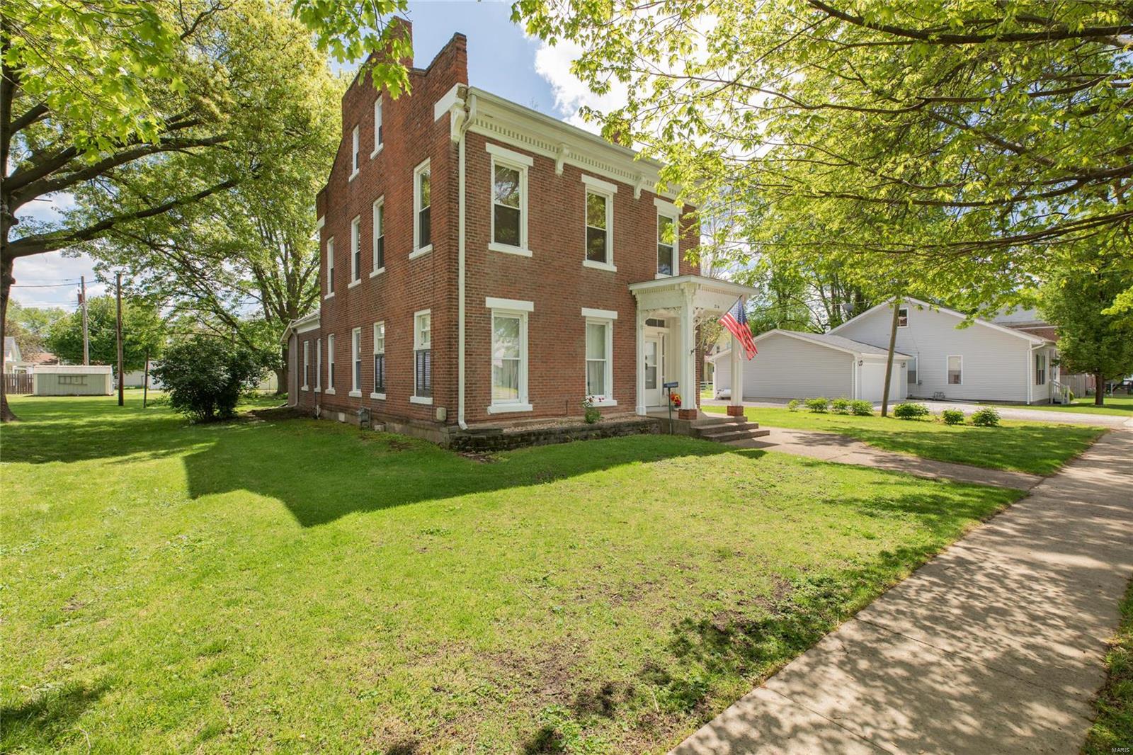 214 Fourth Street Carrollton, IL 62016 - Photo 4 of 38