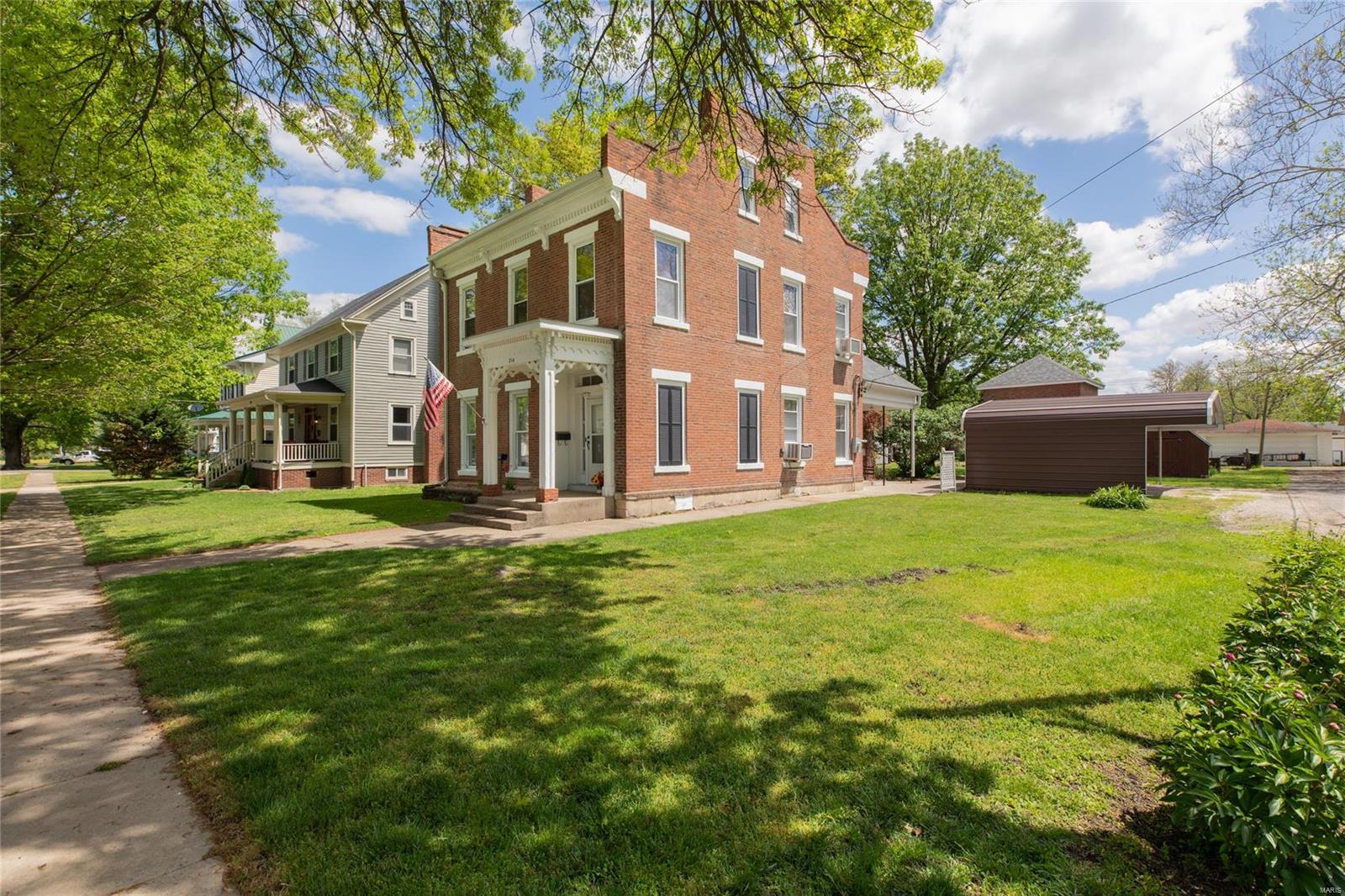 214 Fourth Street Carrollton, IL 62016 - Photo 5 of 38