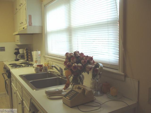 708 Summit Road High Point, NC 27265 - Photo 3 of 13 Kitchen.
