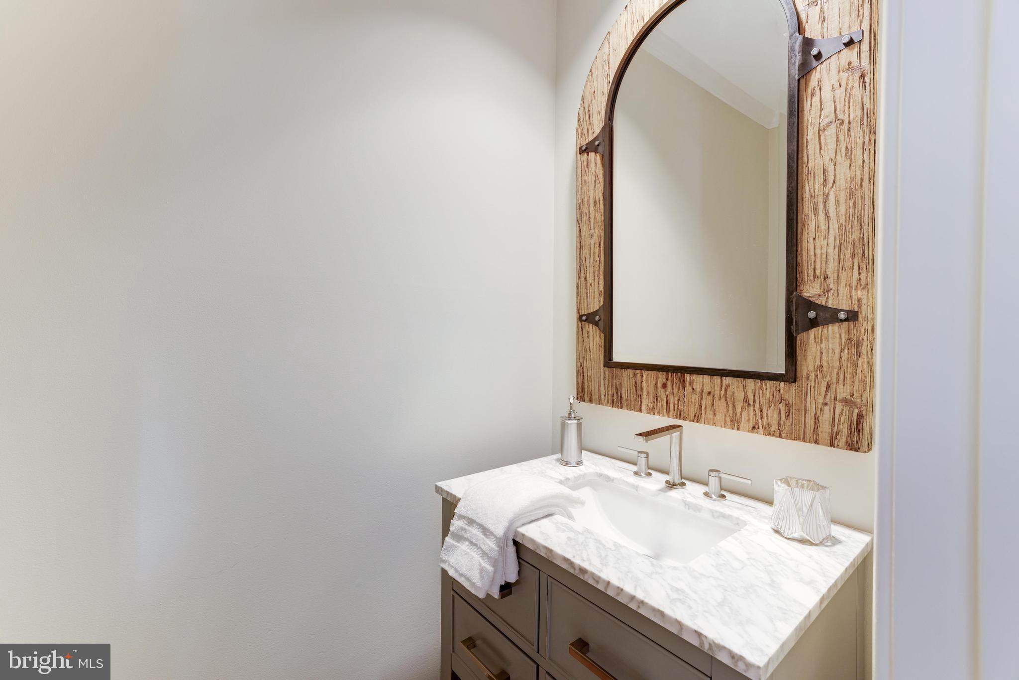 319 Seneca Road Great Falls, VA 22066 - Photo 15 of 97