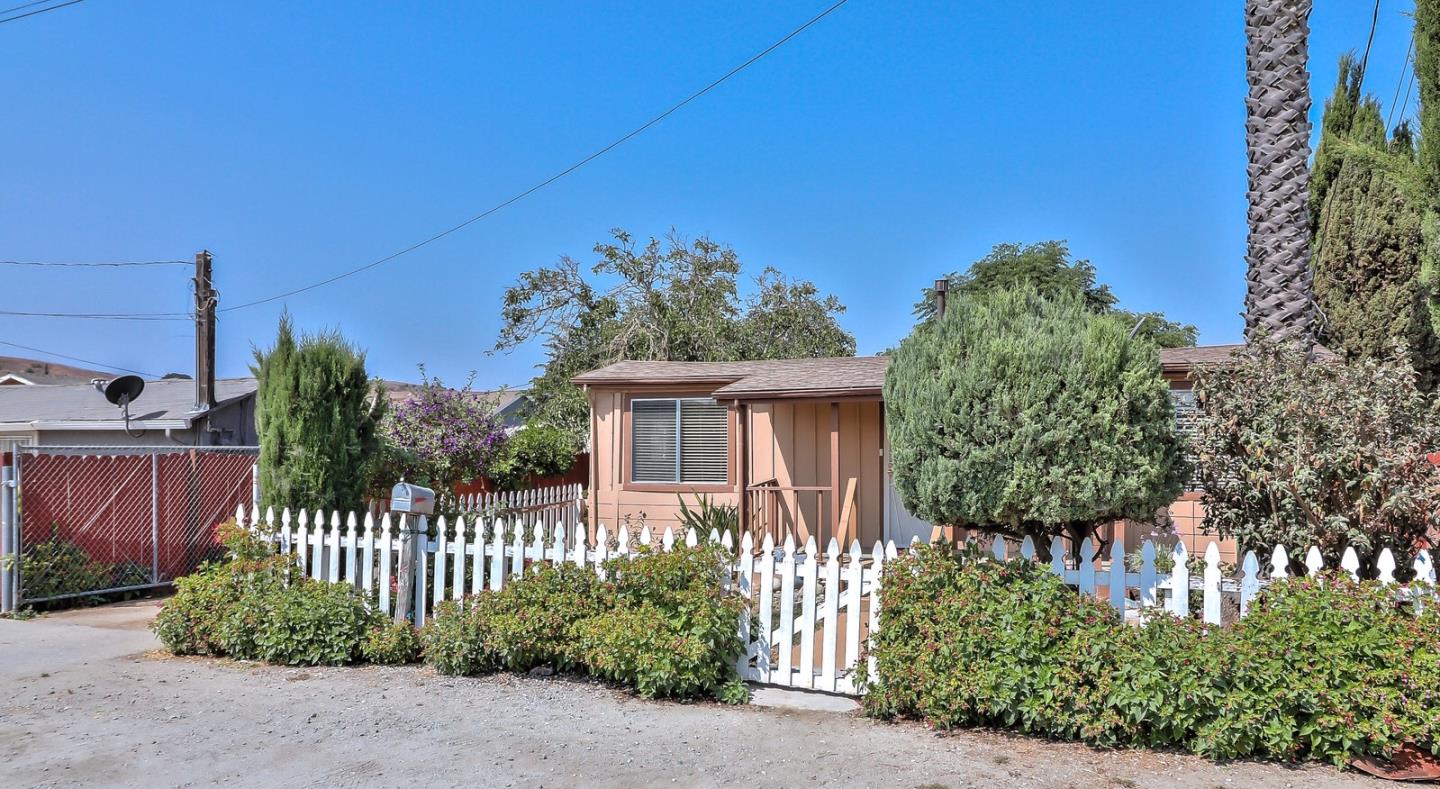 360 Bridgevale Road Hollister, CA 95023 - Photo 7 of 32 Gallery Image 7