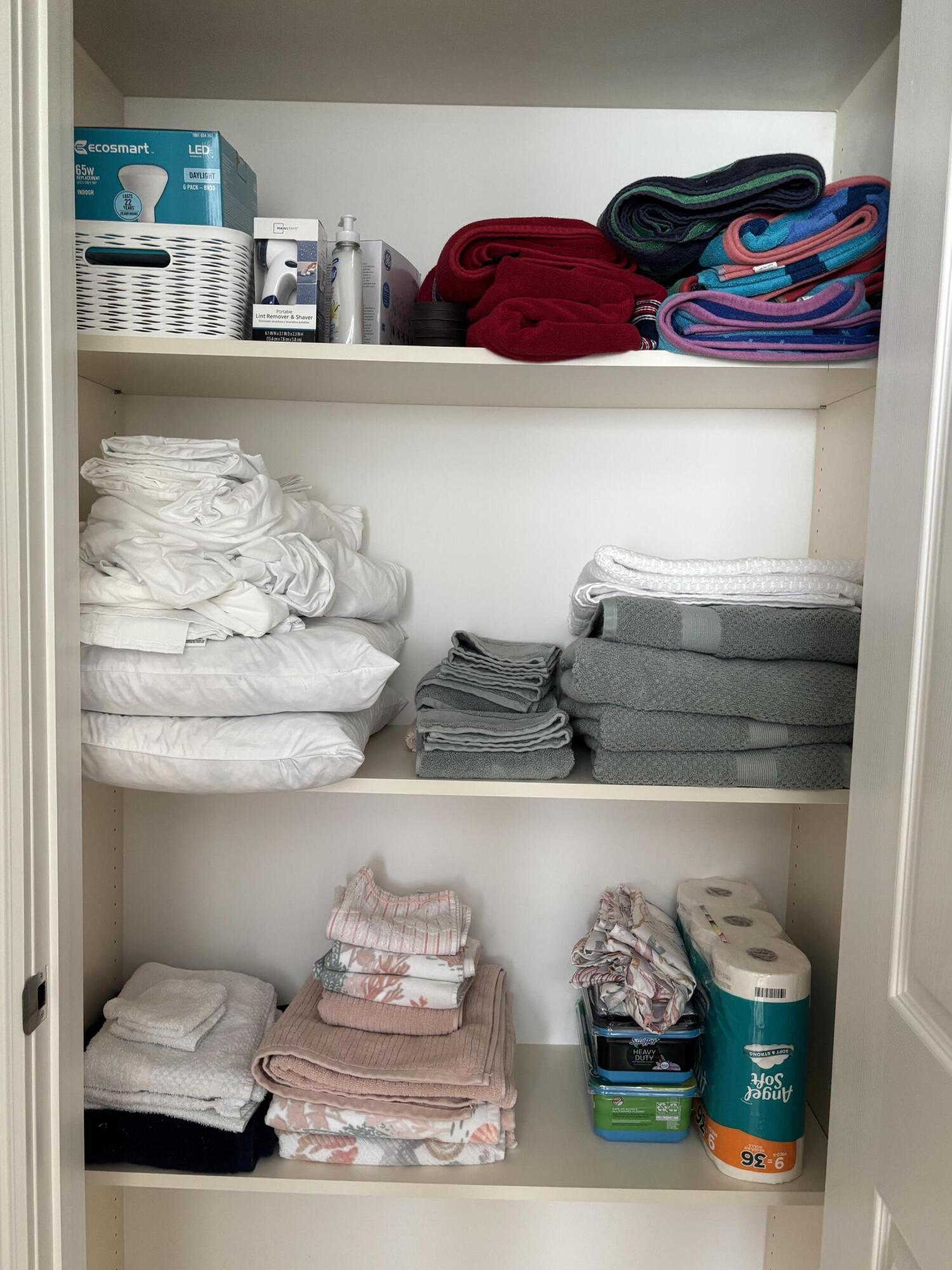 38 Harbour Isle Drive East, Unit PH01 Fort Pierce, FL 34949 - Photo 24 of 30 a shelf with books and knick knacks on it