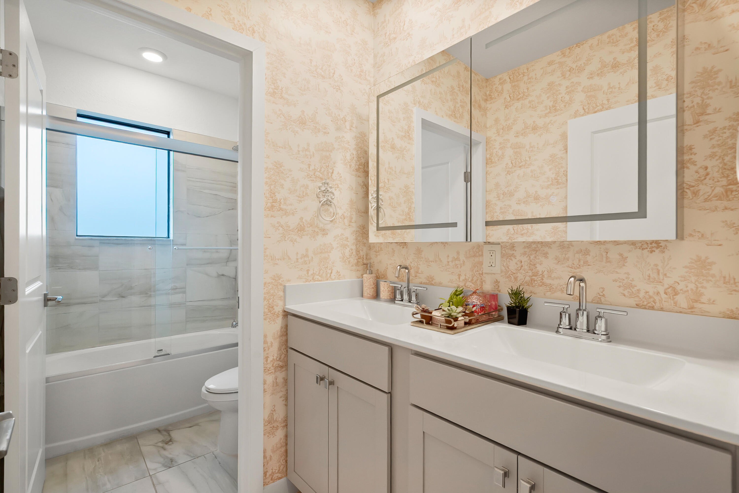 7102 Rockwood Road Jupiter, FL 33458 - Photo 34 of 41 Upper Bathroom