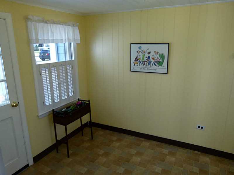 73 Edgehill Road Warwick, RI 02889 - Photo 8 of 18 Entry.