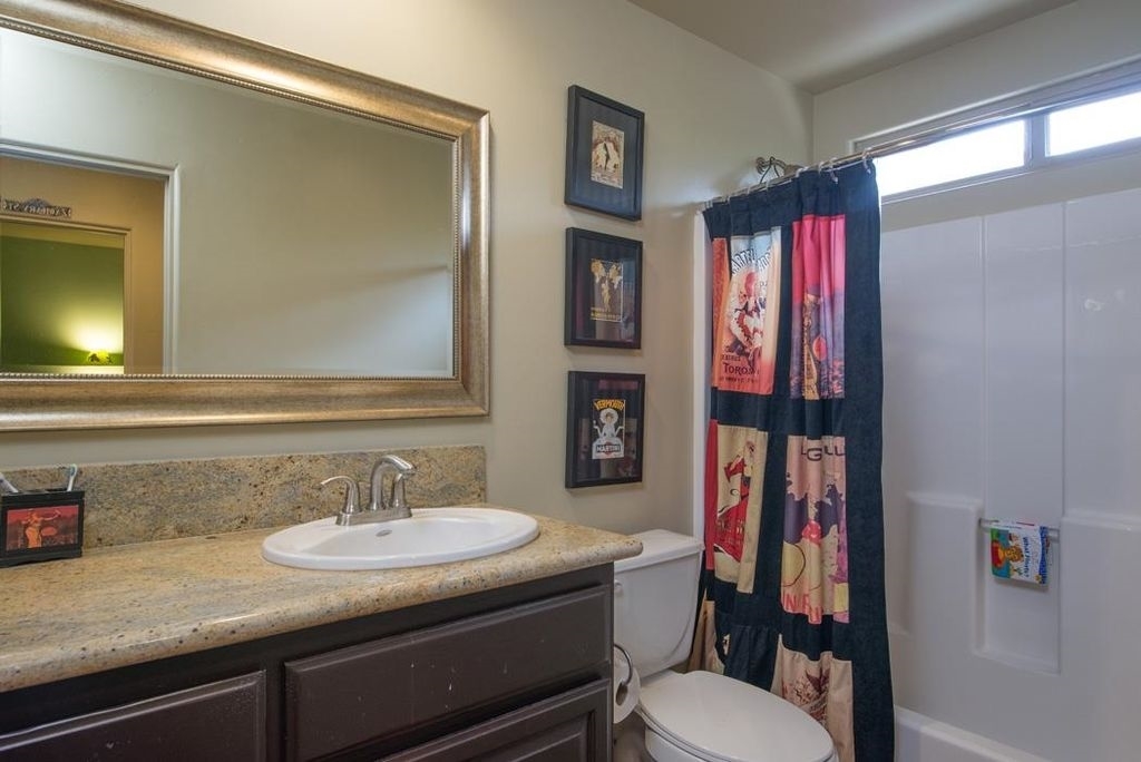 321 Womack Lane Fallbrook, CA 92028 - Photo 13 of 25 Second bathroom