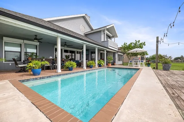 view of a house with a swimming pool