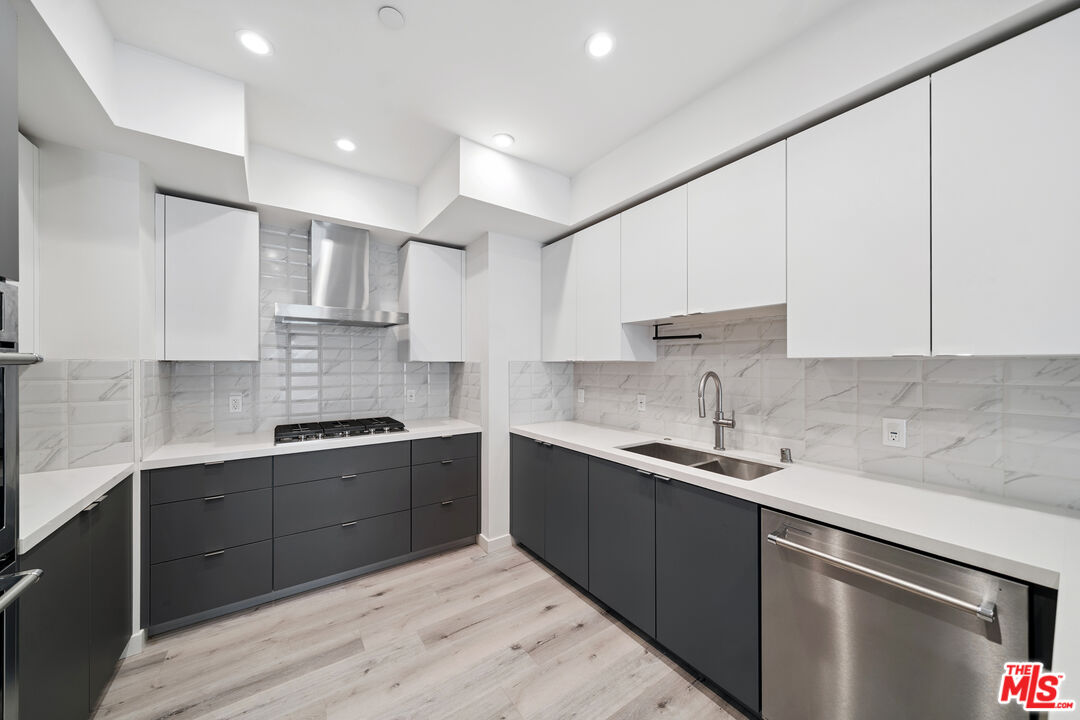 1226 South Bedford Street, Unit 104 Los Angeles, CA 90035 - Photo 4 of 29