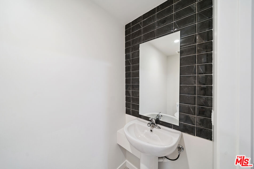 1226 South Bedford Street, Unit 104 Los Angeles, CA 90035 - Photo 10 of 29