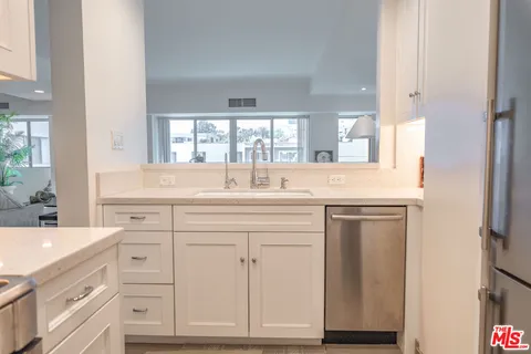 $1,149,000 | 1155 North La Cienega Boulevard, Unit 509, West Hollywood, CA 90069