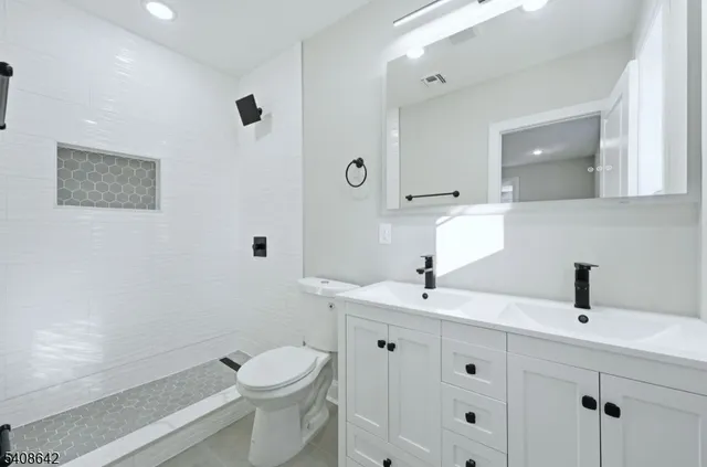 $5,000 | 46 Eppirt Street, Unit 2, East Orange, NJ 07018