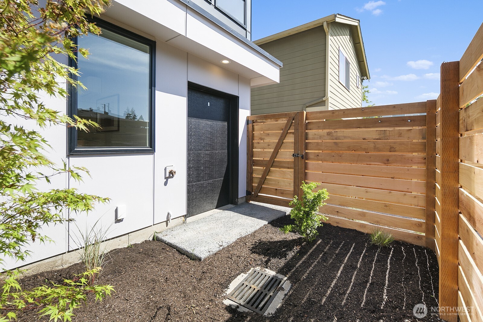 8831 C Wallingford Avenue North Seattle, WA 98103 - Photo 23 of 26