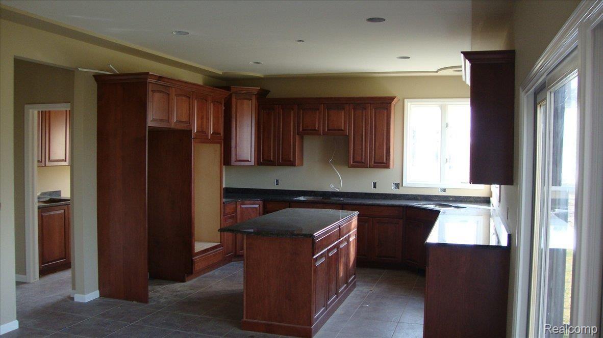 1189 Letica Drive Rochester, MI 48307 - Photo 4 of 11 Kitchen
