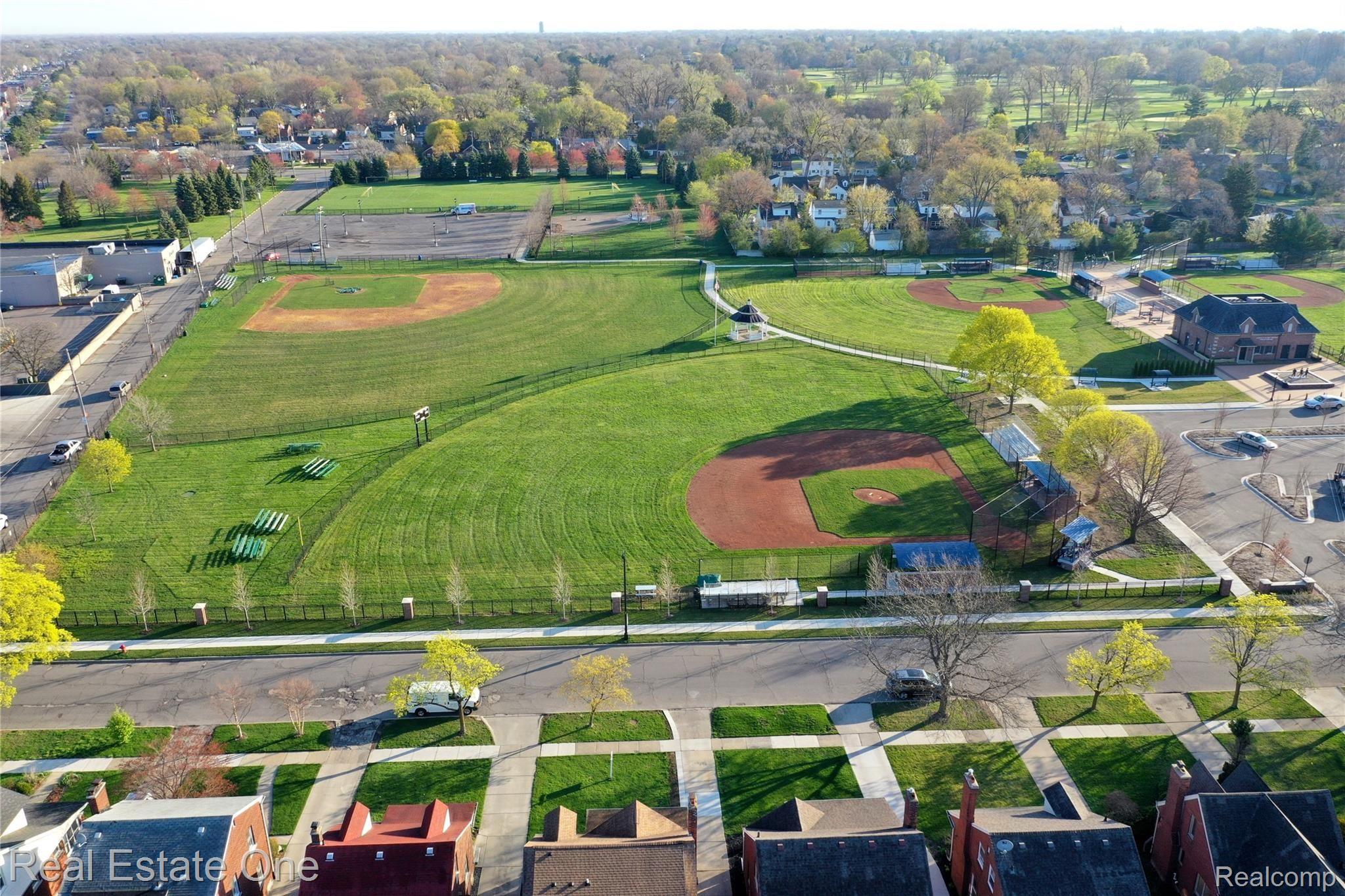 469 Kerby Road Grosse Pointe, MI 48236 - Photo 4 of 38 4.jpeg