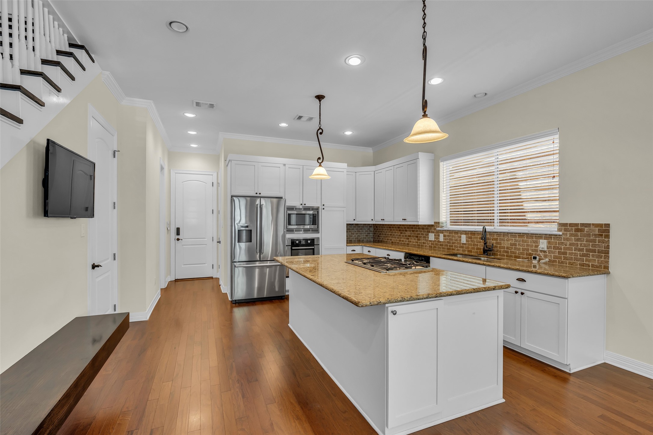1423 Colorado Street Houston, TX 77007 - Photo 8 of 28 It includes a central island that serves as a cooktop, provides additional prep space, and doubles as a casual dining area for quick meals or gatherings.