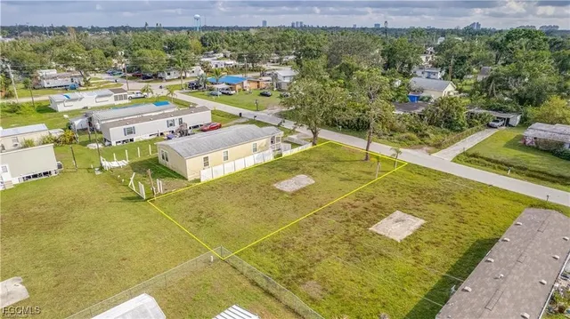 a view of a tennis court